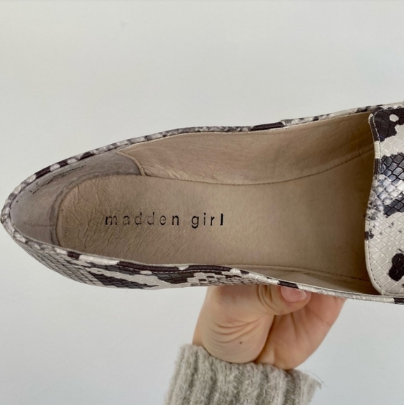 Steve Madden Girl Tan/ Gray Snake Pointed Flats - Picture 3 of 5